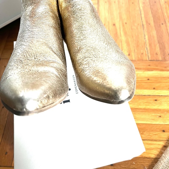 Ivylee (Danish) crackled metallic gold low leather booties, size 8 - Picture 4 of 6